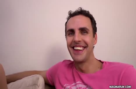 The guy seduced the girl to film home sex