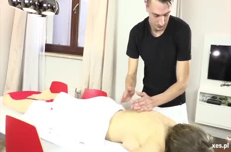 Две шлюшки не против устроить групповуху на массаже